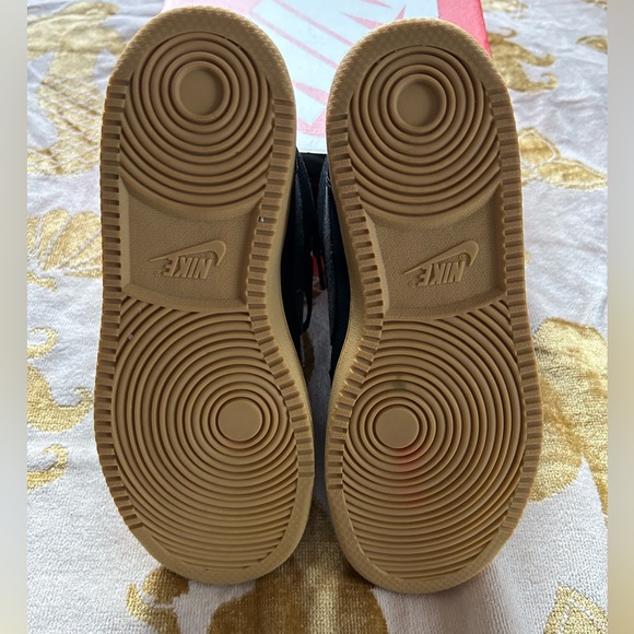 Nike Court Borough Mid Winter ‘GS’ / Youth Size 4 / black w/gum sole/fur lined - Picture 5 of 7